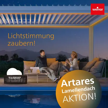 Lamellendach mit LED-Beleuchtung über Lounge am Pool bei Nacht, Weinor