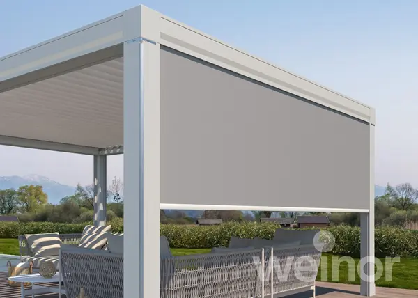 Senkrechtmarkise am Pergola-Dach als Sonnenschutz für Terrasse im Garten