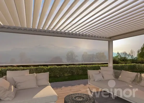 Lamellen-Pergola mit Seitenmarkise als Sonnenschutz auf moderner Terrasse
