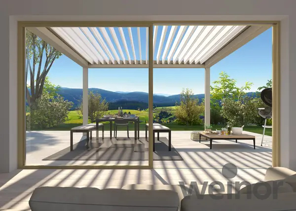 Lamellendach Pergola über Terrasse mit Esstisch und Bergblick im Garten