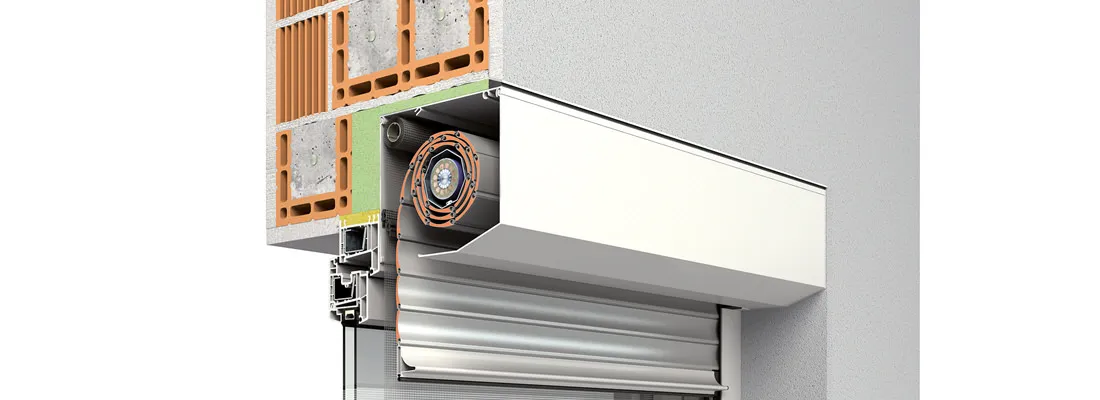 Querschnitt Rollladenkasten mit Motor und Führungsschiene am Fensterbau